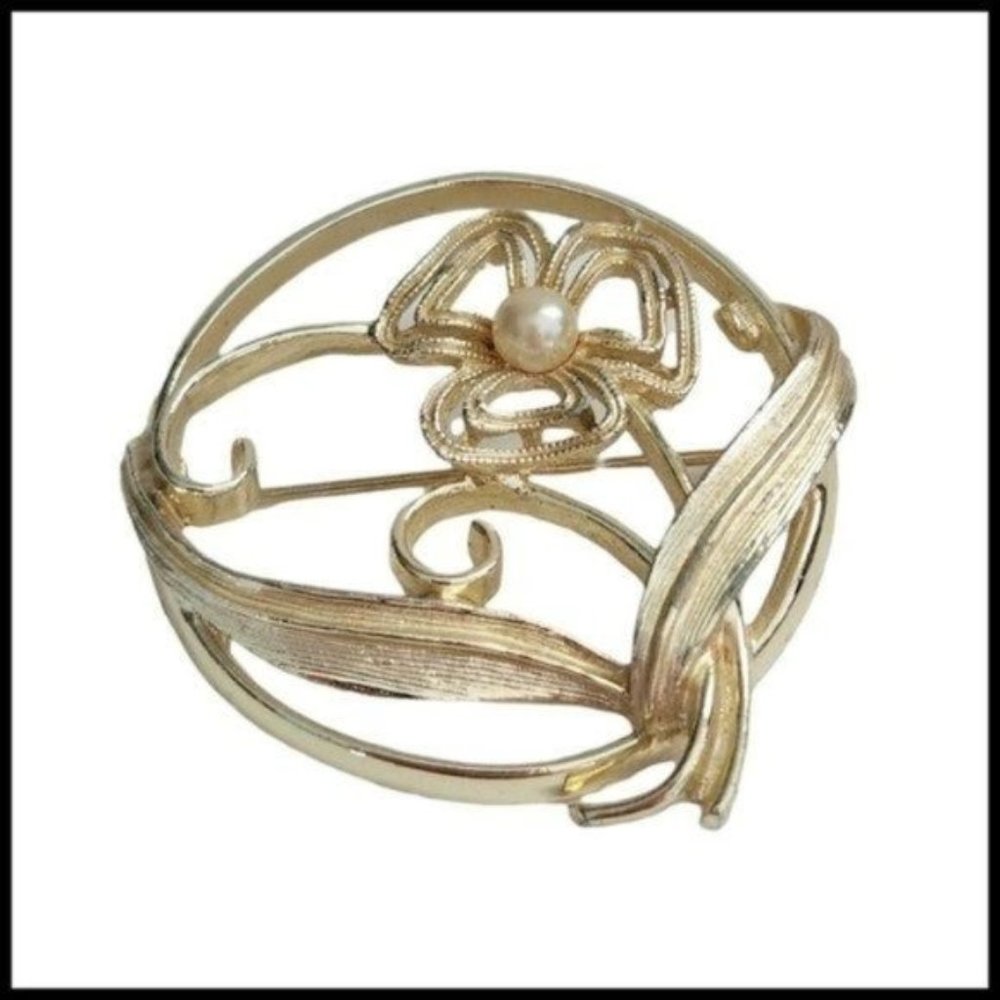 Vintage Sarah Coventry Round Gold Tone Faux Pearl Floral Flower Brooch Pin